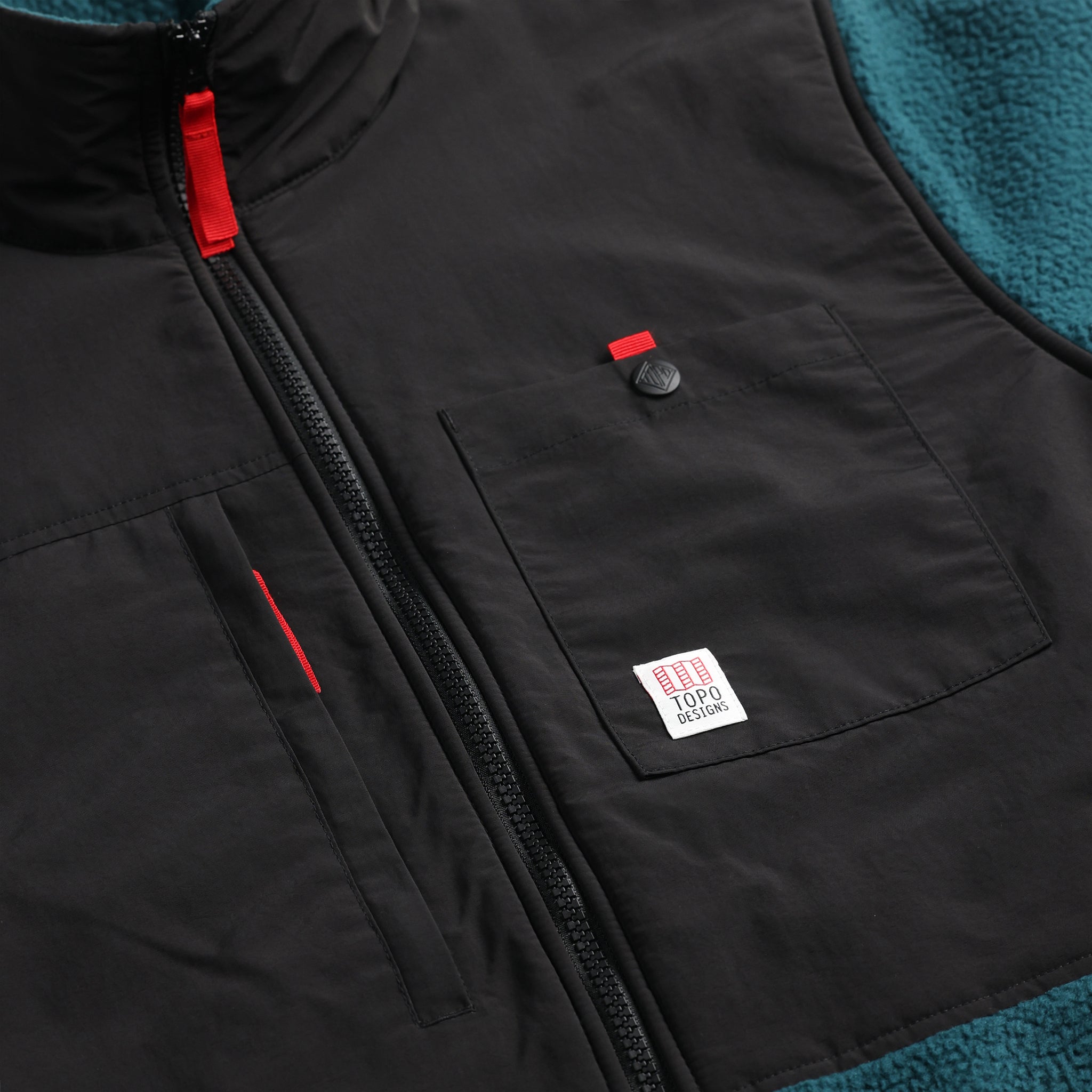 General detail product shot of the men's subalpine fleece in pond blue/black showing chest pockets.